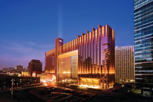 北京北京华彬费尔蒙酒店的城市中一座大建筑
