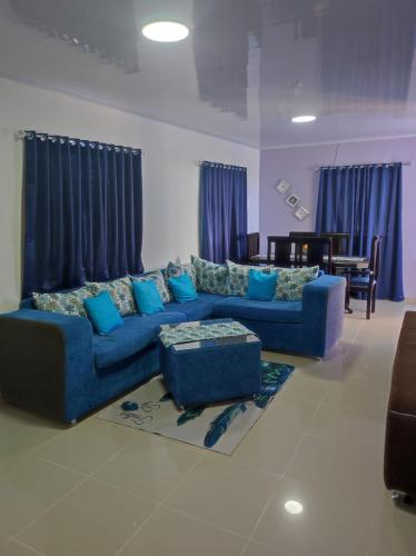 FantinoCoral的客厅配有蓝色的沙发和蓝色的枕头。