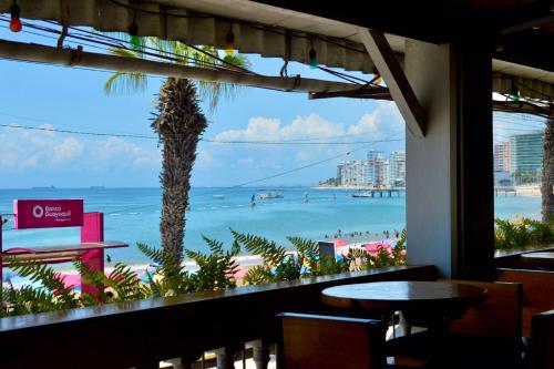 萨利纳斯Chescos Hotel & Hostel的从餐厅窗口可欣赏到海滩景色
