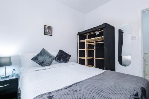 布雷得佛65 Inch TV & Luxurious 2 Bedroom Suite for Your Ultimate Getaway的卧室配有白色的床和窗户。
