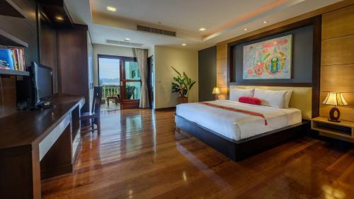 湄南海滩Koh Samui Tower的酒店客房,配有床和电视