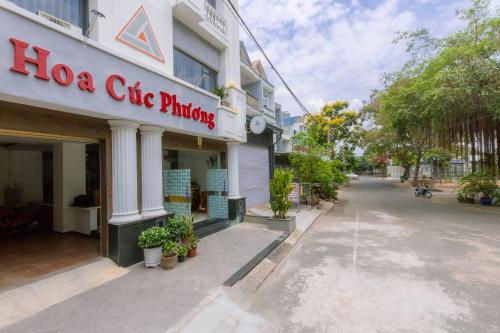 Dĩ AnHoa Cúc Phương Hotel Dĩ An - Bình Dương的带有 ⁇ 门诊所药房标志的建筑
