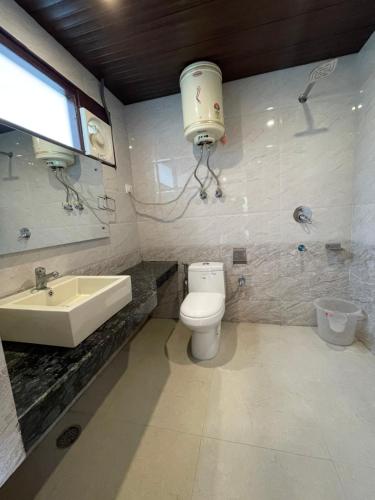 马拉里Royal View Inn的一间带卫生间和水槽的浴室