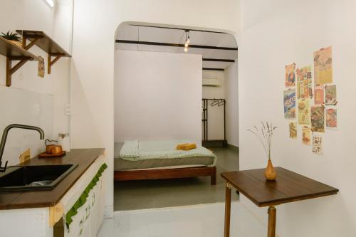 富国The Vibe House - Chillout Hostel的一个带水槽的厨房和一张位于客房内的床