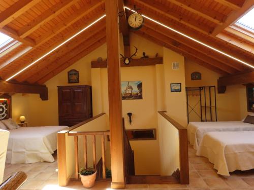 阿霍La casita de Chefy (Ajo) Nuevo chalet vacacional的一间卧室设有两张床,墙上挂着一个时钟。