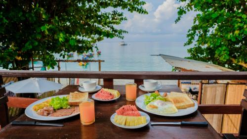 丽贝岛Lipe Garden Beach Resort的上面有盘子的桌子