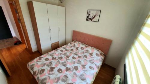 Donje MladiceApartman Stan ,Istocno Sarajevo 26的小卧室配有一张带粉红色床罩的床