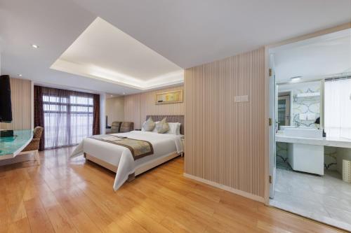 深圳深圳葵花酒店公寓的一间带床和浴室的大卧室