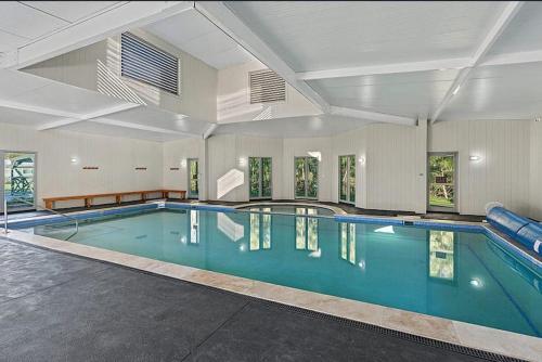 St Georges BasinDiscover St Georges Basin的大型客房的大型游泳池