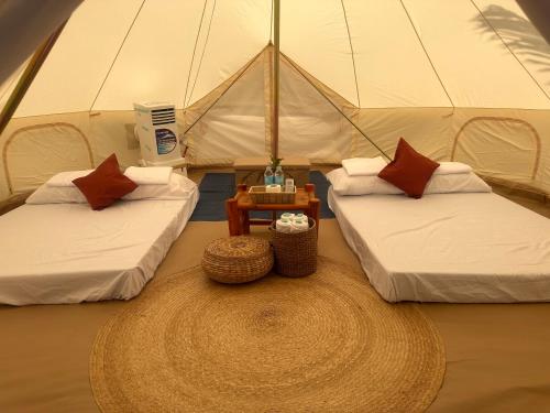 BolinaoINNBOX CAMPSITE的帐篷内带两张床的房间