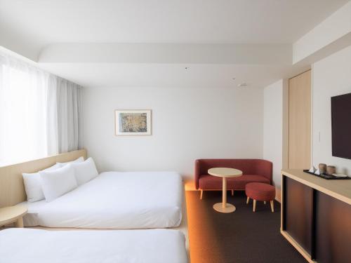 金泽SOKI Kanazawa的酒店客房配有一张床铺和一张桌子。