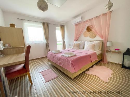 豪伊杜索博斯洛Zen House的一间卧室配有粉红色的床和粉红色的天篷