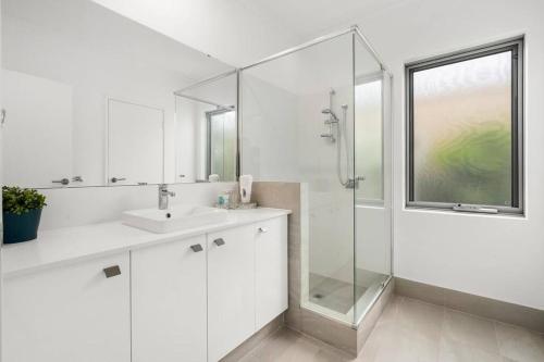 珀斯Modern Minimalistic Home 3BR的白色的浴室设有水槽和淋浴。