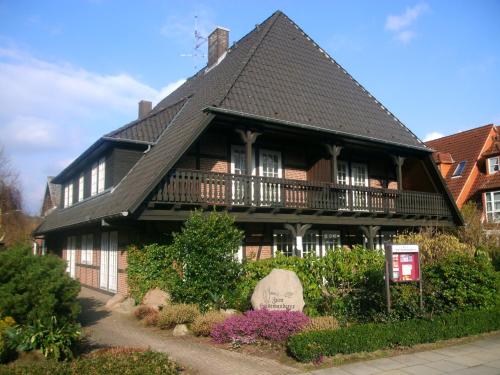 巴德贝芬森Landhaus Zum Heidewanderer的一座大型木房子,设有黑色屋顶