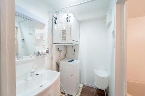 冲绳岛市Villa Awase 111 - Vacation STAY 21909v的白色的浴室设有水槽和卫生间。