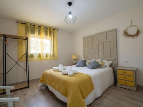 AñónCasa Rural El Moradel Añon的一间卧室配有一张带黄色毯子的大床