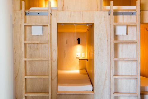 名古屋吃茶食堂旅舍的一间小房间,内设双层床