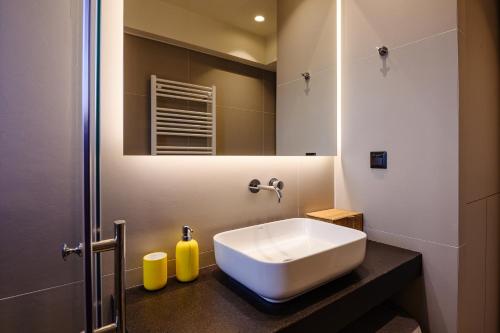 雅典Goudi 4th Floor Greece Apartments的浴室设有白色水槽和镜子