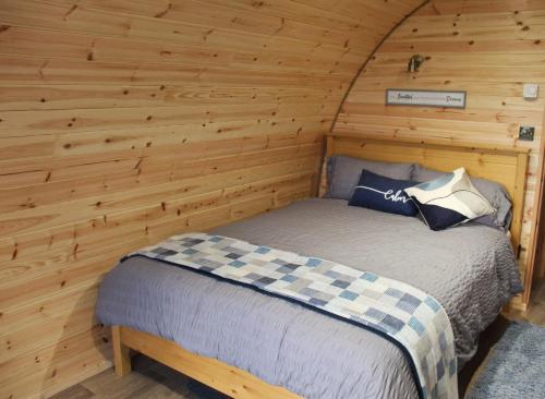 拉斯诺拉Sea Crest Pods的小木屋内的卧室,配有一张床