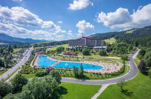 扎科帕内Bachleda Hotel Kasprowy的享有度假村的空中景致,设有大型游泳池