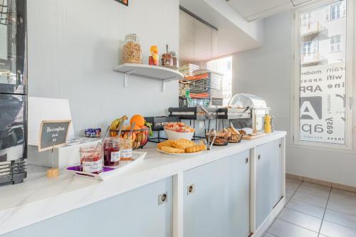 尼斯Appart'City Classic Nice Acropolis的厨房配有带食物的柜台