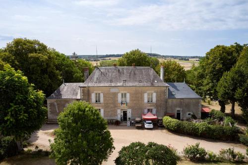 IngrandesGlamping Loire Valley的享有树木繁茂的古老房屋的空中景致