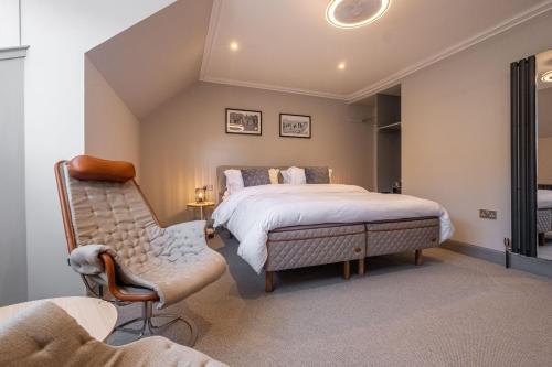 圣安德鲁斯The Arran, St Andrews的一间卧室配有一张特大号床和一把椅子