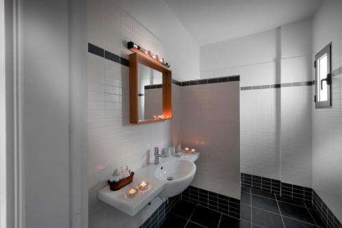 斯基罗斯岛Superior Villa Lino的白色的浴室设有水槽和镜子
