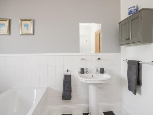 彭里斯Mill End的白色的浴室设有水槽和浴缸。