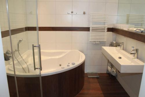 萨斯尼茨Rügen Star Appartements De Luxe的带浴缸和盥洗盆的浴室