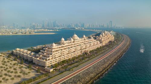 迪拜凯宾斯基棕榈朱梅拉酒店的水面上一座大建筑的空中景观