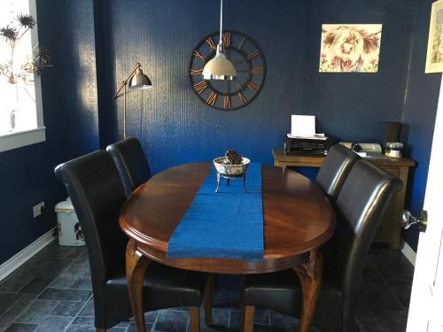 LeadhillsMinton cottage的用餐室配有木桌和黑椅子