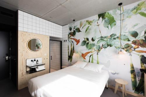 恩斯赫德hotel Moloko -just a room- sleep&shower-digital key by SMS的卧室配有白色的床和花卉墙
