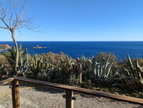 圣拉斐尔CHALET STANDING Vue mer的长凳上享有海景