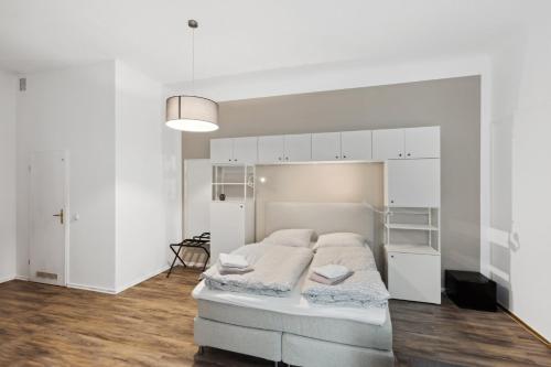 柏林Arbio I 1A Rooms & Apartments Prenzlauerberg Berlin的白色卧室设有床铺和白色天花板