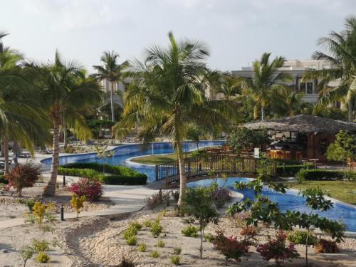 塞拉莱Laguna Apartment HAWANA SALALAH Resort的享有度假村游泳池的景致。