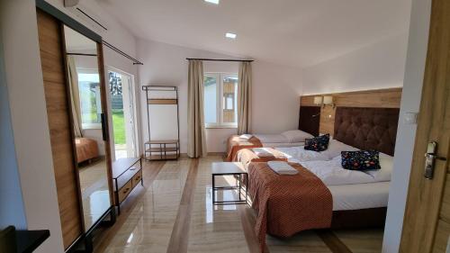 LubianaLubiana Resort的酒店客房,设有两张床和一张沙发