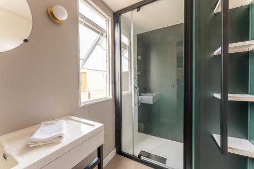 沙博伊茨Boje 74的一间带水槽和玻璃淋浴的浴室
