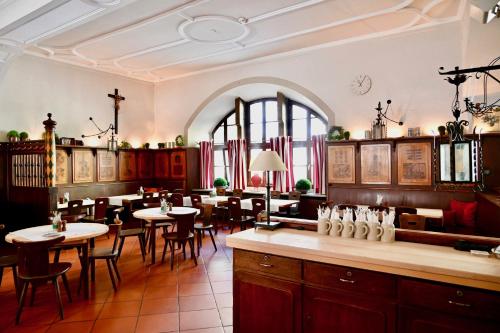 雷根斯堡比斯切夫晓夫姆多姆酒店的一间在房间内配有桌椅的餐厅