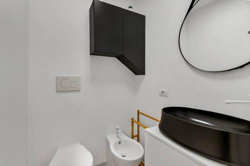 米兰Alessia's Flat - San Luigi的浴室设有黑色水槽和镜子