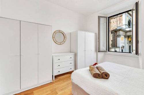 米兰Alessia's Flat - San Luigi的白色的卧室设有床和窗户