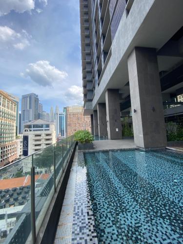 吉隆坡Anggun Residence Modern Suites with Netflix 3Mins to Monorail KL Near KLCC的建筑物屋顶上的游泳池