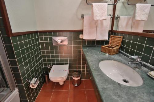 卡尔坎Happy Hotel Kalkan的一间带水槽和卫生间的浴室