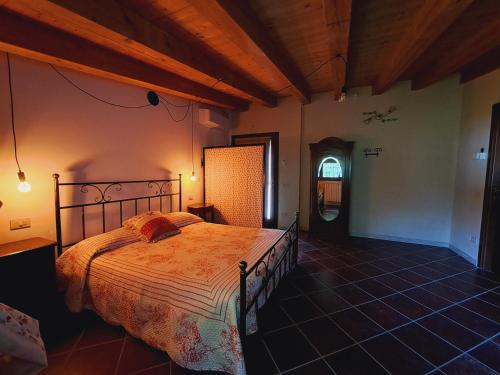 蒙塞利切Agriturismo San Bartolomeo的一间卧室,卧室内配有一张大床