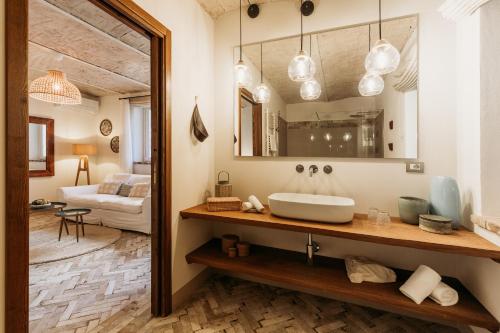 蒙巴鲁佐拉维拉酒店的一间带水槽和镜子的浴室
