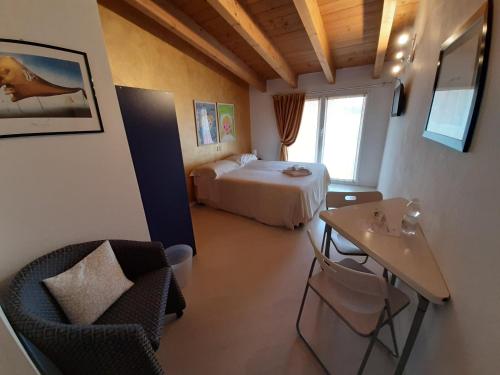 米兰伊尔吉拉索雷优质酒店的酒店客房带一张床、一张桌子和椅子