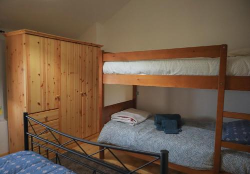 科维良Primor Serra AL 2的一间卧室配有两张双层床。