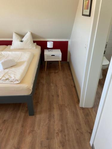 Otterbach亚历克斯酒廊运动吧吸烟休息室酒店的一间小卧室,配有一张床和一张桌子