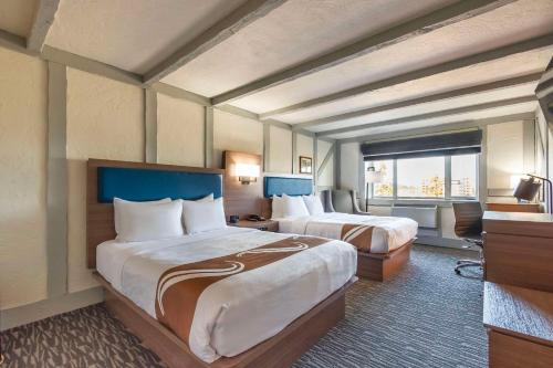 Saanichton摇摆狗品质酒店的酒店客房设有两张床和窗户。