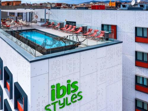 巴塞罗那巴塞罗那市博加特尔宜必思尚品酒店的一座建筑的顶部,设有游泳池的酒店